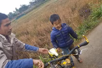 Tập làm tổ lái, cậu bé nhận cái kết đắng khiến CĐM phì cười