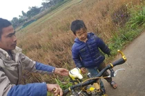 Tập làm tổ lái, cậu bé nhận cái kết đắng khiến CĐM phì cười