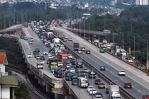 Người dân ùn ùn trở về Hà Nội sớm để tránh tắc đường