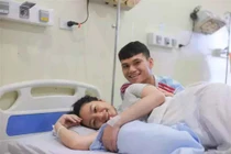 Cầu thủ "nghèo nhất đội tuyển Việt Nam" và chuyện tình đẹp miễn chê