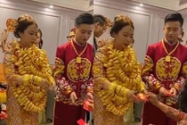 "Khổ" cho cô dâu ngày cưới, đeo vàng muốn gẫy cổ