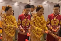 "Khổ" cho cô dâu ngày cưới, đeo vàng muốn gẫy cổ