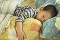 Thói quen đi ngủ này chính là thủ phạm làm con thấp còi 