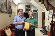 Chủ tịch VUSTA trao Biểu trưng TT KH&CN tới trí thức cao tuổi