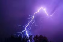 Đang đá bóng bị sét đánh, nam sinh lớp 7 tử vong