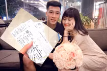 Khoe cả tập vé Việt Nam- Malaysia, bạn gái Huy Hùng khiến fan ghen tị 