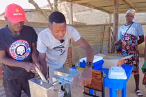 Team Quang Linh Vlogs "làm loạn" chợ châu Phi với máy xay nước mía