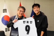 Giữa tin đồn về V-League thi đấu, Văn Toàn nhận tin kém vui