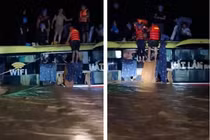 Xe khách bị lũ cuốn trôi ở Quảng Bình, hàng chục hành khách kêu cứu trong đêm