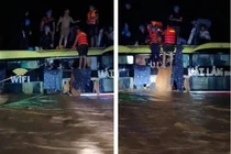 Xe khách bị lũ cuốn trôi ở Quảng Bình, hàng chục hành khách kêu cứu trong đêm