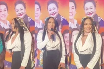 Cận cảnh nhan sắc của "thánh livestream" Phạm Thoại khi đi dự sự kiện