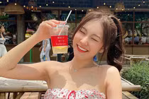 Mặc đồ 2 mảnh đi mua cà phê, hot girl Thái Lan gây bão mạng