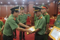 Phó giám đốc công an ngồi xe đi giao tiền cho nhóm bắt cóc