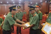 Phó giám đốc công an ngồi xe đi giao tiền cho nhóm bắt cóc