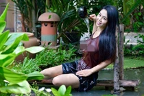 Mặc áo yếm mỏng tang ướt át, cô gái bị chỉ trích dung tục