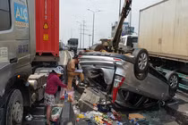 Video: Ớn lạnh hiện trường xe 7 chỗ bị tông bẹp, nhiều người la hét kêu cứu