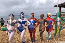 Đi biển mùa hè sợ đen da, chị em nghĩ ra chiêu cực dị