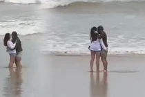 Xôn xao cặp đôi tình tứ tại biển Đà Nẵng sau trận lũ
