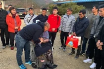 HLV Park Hang-seo dẫn "đàn con nhỏ" về thăm mẹ cực xúc động