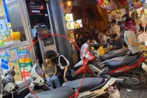 Chán nản với đôi trẻ hôn nhau ngấu nghiến trước cây ATM