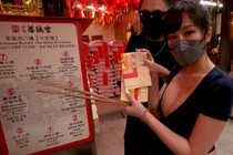 Bị "ném đá" vì khoe ngực khi đi chùa, nữ nha sĩ đáp trả