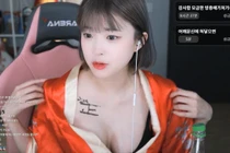 Theo đuổi phong cách nóng bỏng, nữ streamer nhận "mưa" donate