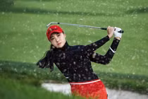 Nữ golf thủ Hàn Quốc khoe đường cong thường bị nhầm là người mẫu