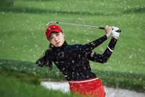 Nữ golf thủ Hàn Quốc khoe đường cong thường bị nhầm là người mẫu