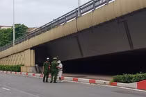 Phạt 1 triệu đồng người đánh golf ở gầm cầu vượt Nguyễn Chí Thanh