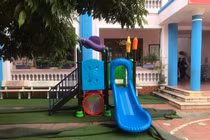 Lý do bé trai gần 3 tuổi bị mắc kẹt khi chơi cầu trượt dẫn đến tử vong