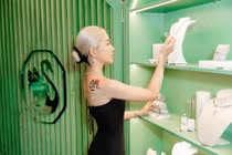 Đăng ảnh góc nghiêng thần thánh, Linh Ngọc Đàm gây mê fan