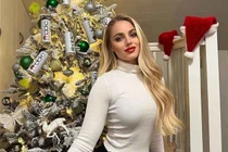 Cởi quần đùi áo số, nữ cầu thủ đẹp chẳng kém người mẫu