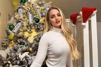 Cởi quần đùi áo số, nữ cầu thủ đẹp chẳng kém người mẫu