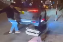 Xôn xao tài xế chửi tục, ném vali của du khách ở Đà Lạt 