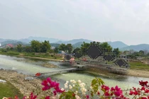 Độc lạ sân khấu countdown Cao Bằng dựng giữa suối gây tranh luận