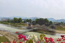 Độc lạ sân khấu countdown Cao Bằng dựng giữa suối gây tranh luận