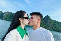 "Ván đã đóng thuyền" Quang Hải không ngại "xả" ảnh hôn vợ