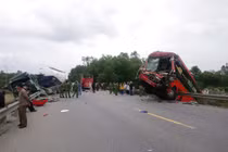 Xe bồn và xe khách đâm nhau kinh hoàng trên QL1A, 4 người nhập viện