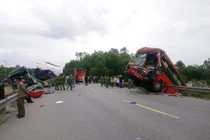 Xe bồn và xe khách đâm nhau kinh hoàng trên QL1A, 4 người nhập viện