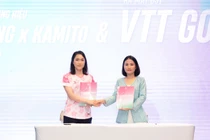 Bà xã Tiến Minh ngại ngùng trên sàn catwalk trong vai trò mới