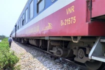 Đi qua đường ray, nhân viên gác chắn bị tàu đâm tử vong