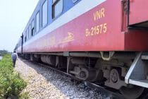 Đi qua đường ray, nhân viên gác chắn bị tàu đâm tử vong