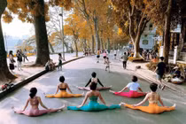 Nhóm phụ nữ ngồi giữa đường tập yoga gây tranh cãi