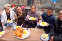 Nấu đồ ăn có thể gây ngộ độc, bà Tân Vlog nhận ý kiến trái chiều