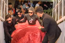 Phạm Thoại lại "chơi lố" thuê 4 vệ sĩ hộ tống đi thảm đỏ