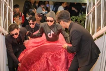 Phạm Thoại lại "chơi lố" thuê 4 vệ sĩ hộ tống đi thảm đỏ