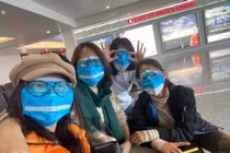 "Trời không mưa cũng mặc áo mưa", đi sân bay như chống nhiễm xạ