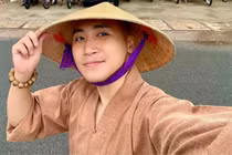 Vlogger đình đám Huy Cung lộ ngoại hình sau 1 năm xuất gia