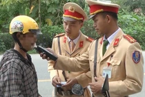 CSGT đo nồng độ cồn thể nào để tránh dịch viêm phổi do virus corona?