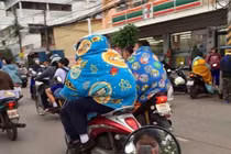 "Quấn chăn" chống rét tham gia giao thông, netizen bùng nổ tranh luận lớn